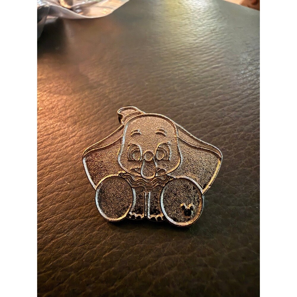 2018 Hidden Mickey - Big Feet - Dumbo - Chaser Disney trading pin.